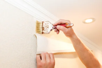 Pose de papier peint à Fournols — revêtements muraux et toiles de verre